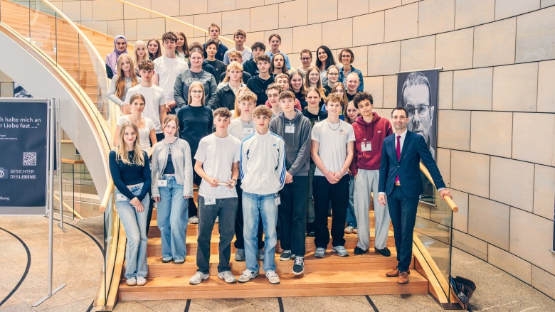 Schülergruppe auf der Treppe im Landtag